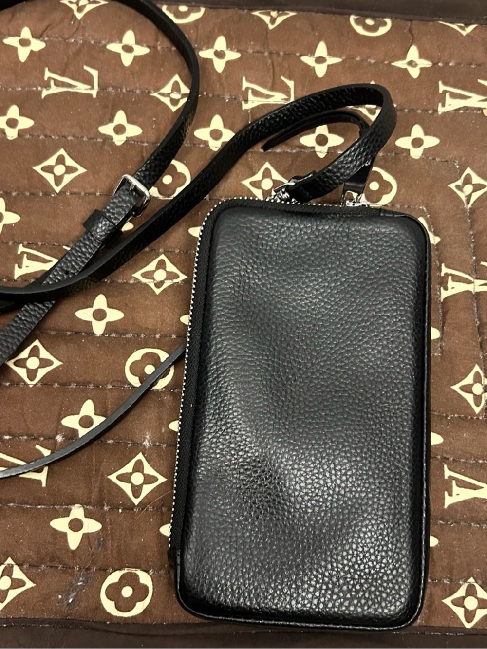 Bandolier Black Pebbled Leather Crossbody Phone Wallet - Picture 4 of 9